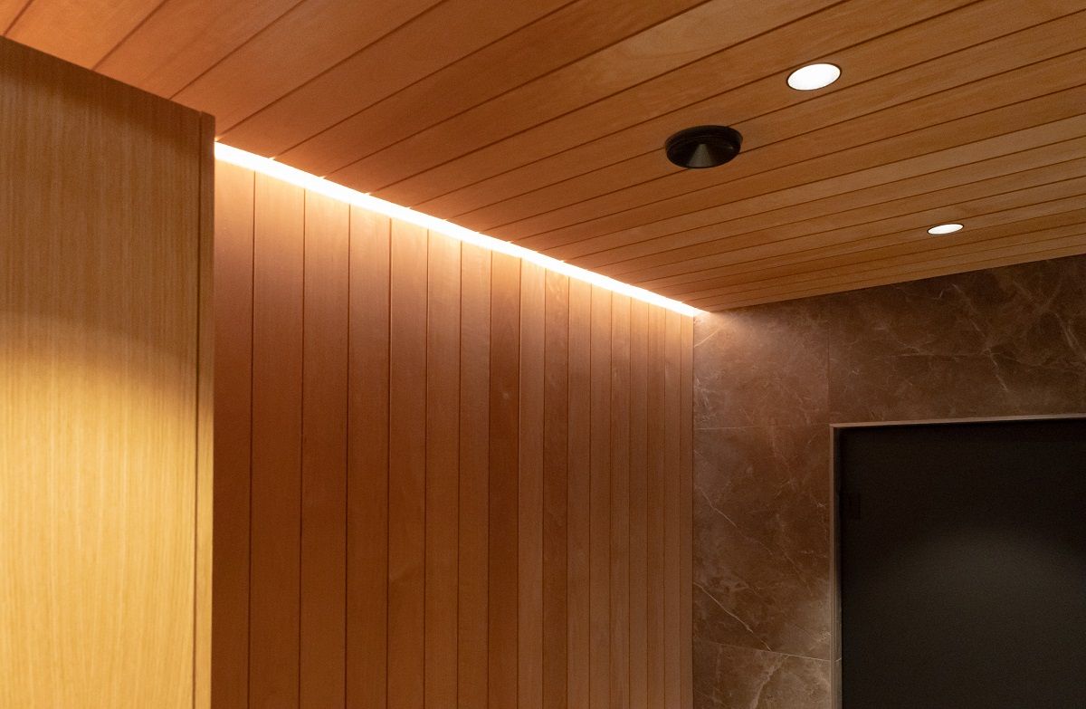 Nel rivestimento in legno è stata lasciata una fessura di circa 8 cm, che consente all'illuminazione a strisce LED di inserirsi bene nell'apertura.